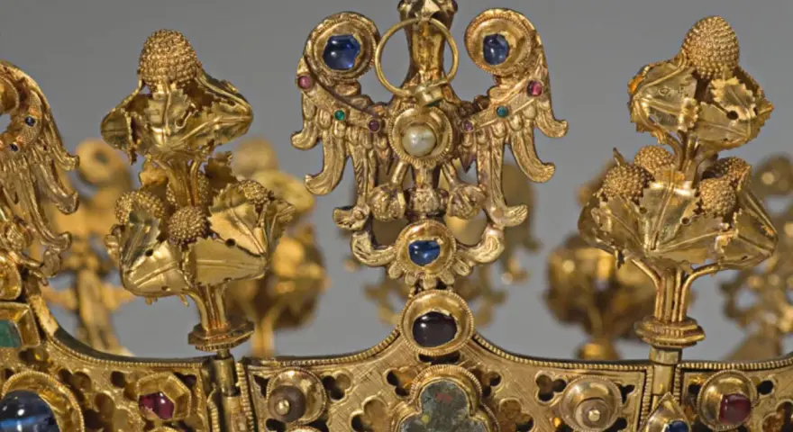 Złoty skarb ze Środy Śląskiej: korona z orłem i klejnotami, symbol bogactwa i historii.