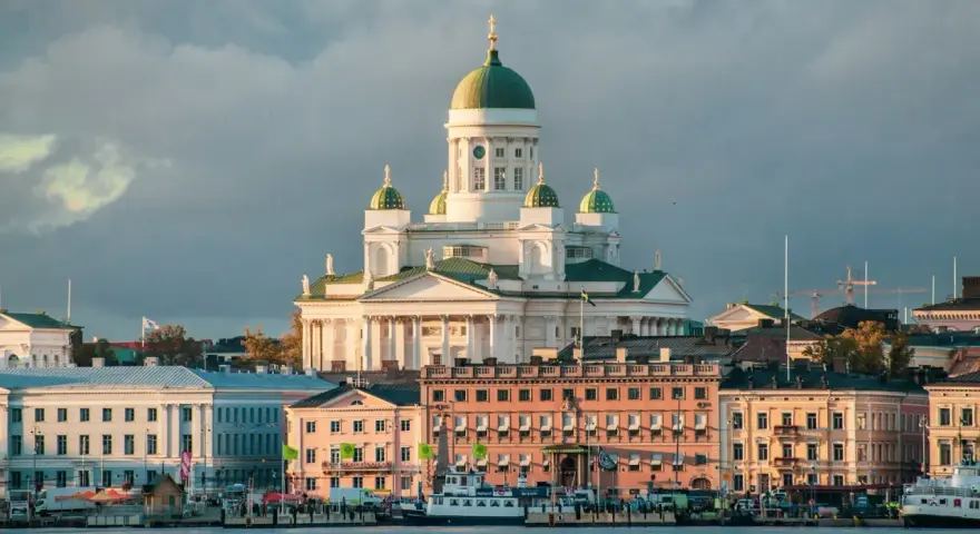 Helsinki czy warto? Widok na katedrę i nadbrzeże z łodziami. Architektura miasta zachwyca, a port tętni życiem.