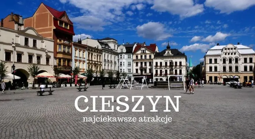 Cieszyn rynek z kolorowymi kamienicami i błękitnym niebem. Spacer po brukowanym placu, gdzie widać ludzi i ławki.