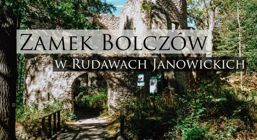 Kamienne ruiny zamku Bolczów w Rudawach Janowickich, malownicza trasa przez las.