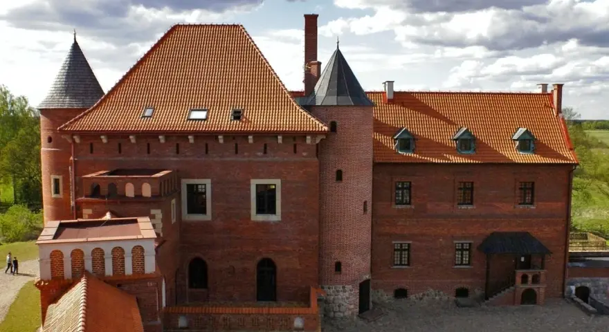 Zamek w Tykocinie, z cegły i dachówką, z wieżami i kominami. Ciekawostki o jego historii i architekturze zachwycają.