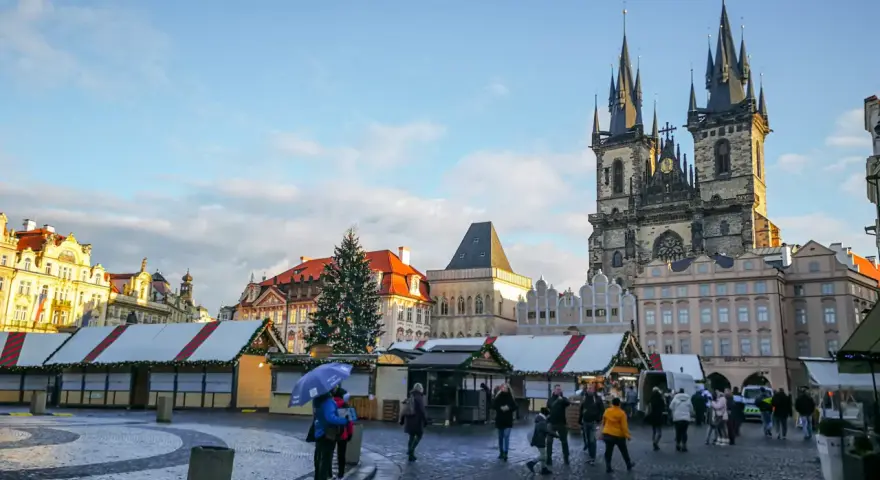 Rynek Staromiejski w Pradze zimą, z jarmarkiem świątecznym i choinką. Czy warto odwiedzić Pragę? Zdecydowanie tak!
