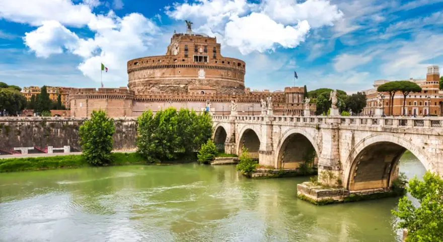 Zamek Świętego Anioła w Rzymie, majestatyczna budowla nad Tybrem, z mostem Ponte Sant'Angelo. Czy warto go odwiedzić?