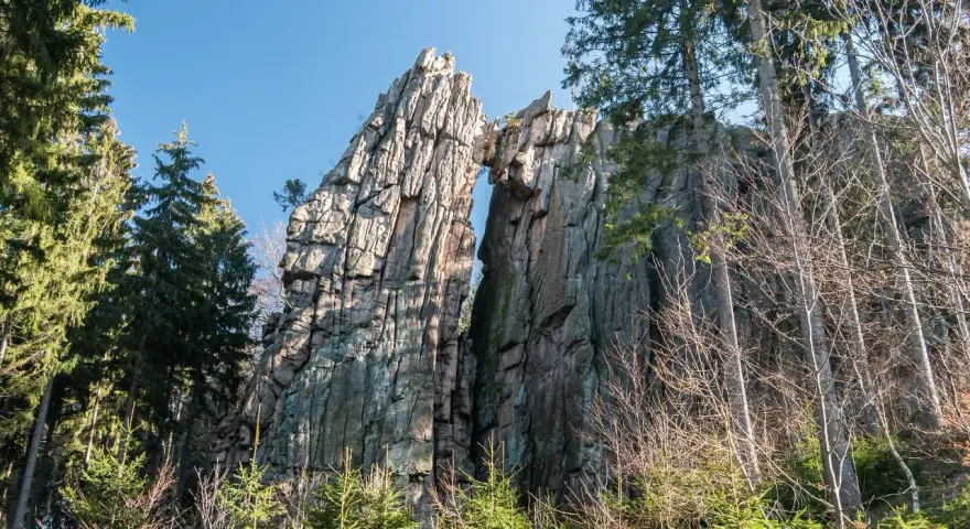 Skalne formacje w Janowicach Wielkich, tworzące naturalny łuk, to jedne z największych atrakcji regionu. Otoczone lasem, zachęcają do odkrywania.