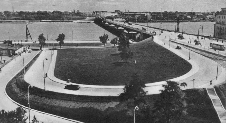 Most Śląsko-Dąbrowski nad Wisłą, z widokiem na miasto i ruch uliczny.