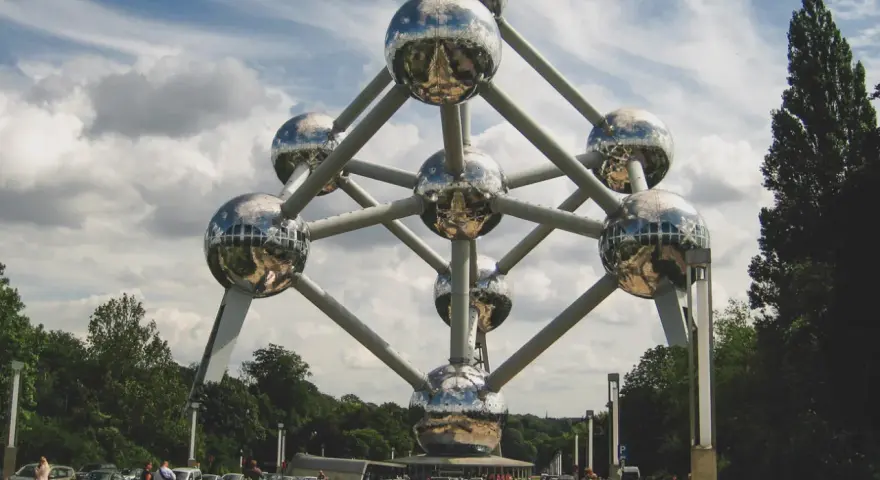 Atomium w Brukseli, symbol miasta. Idealne miejsce na zwiedzanie bruksela w jeden dzień.