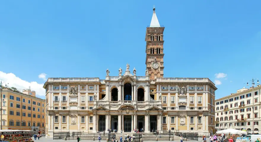 Bazylika Santa Maria Maggiore w Rzymie, z charakterystyczną wieżą zegarową, w słoneczny dzień.