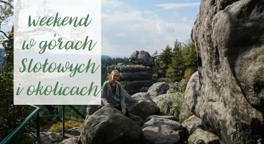 Dziewczyna siedzi na skale w Górach Stołowych. W tle skalne formacje i las.