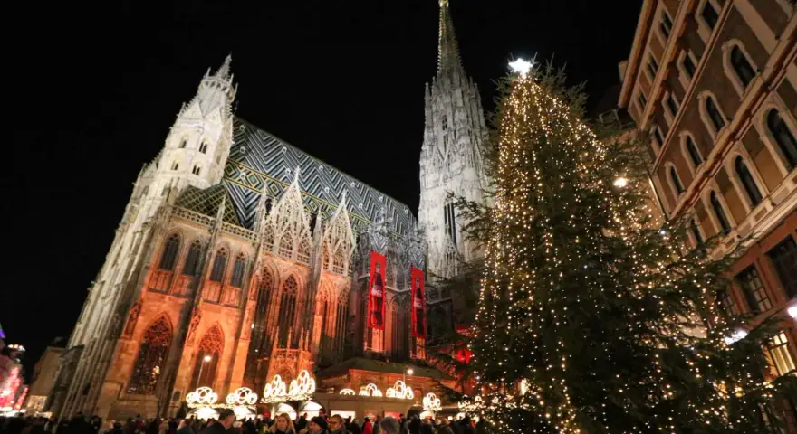 Świąteczna atmosfera w Wiedniu: majestatyczna katedra i rozświetlona choinka tworzą magiczny klimat Bożego Narodzenia w Austrii.