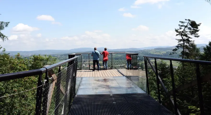 Widok z tarasu widokowego na Stary Sącz, dwie osoby patrzą na panoramę.