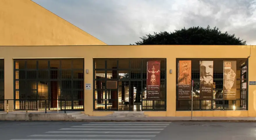 Heraklion muzeum archeologiczne zaprasza na wystawy o minojskiej sztuce i historii.