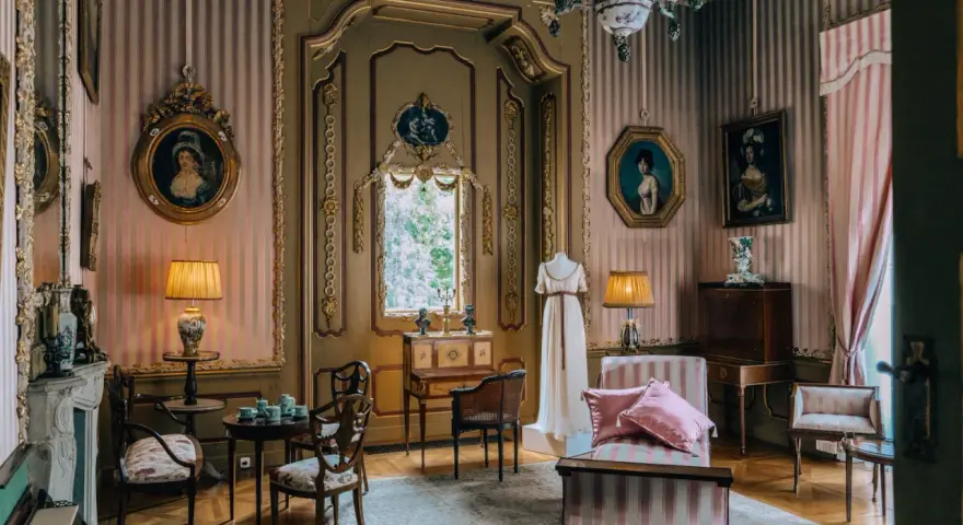 Wnętrze pałacu w Nieborowie zachwyca elegancją. Zwiedzanie tego miejsca to podróż w czasie.