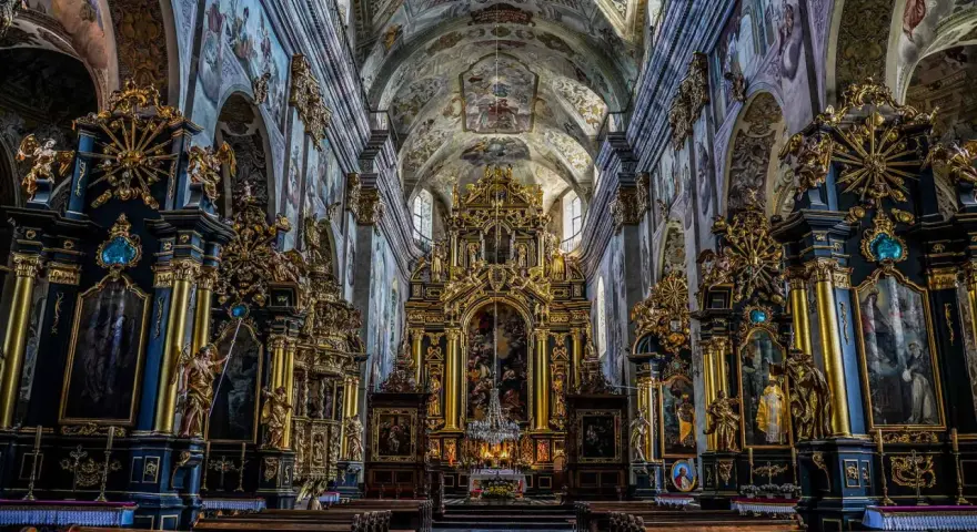 Wnętrze klasztoru bernardynów Leżajsk zachwyca bogactwem złota i malowideł.