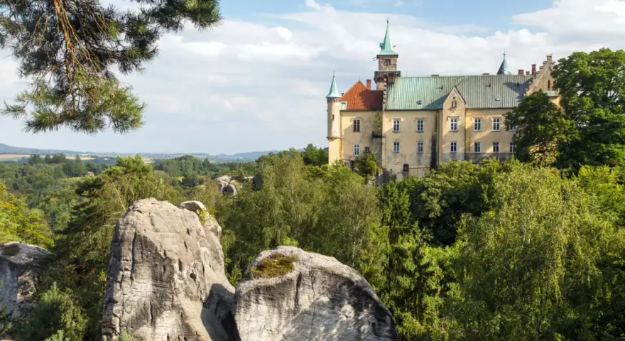 Zamek Hrubá Skála, jedna z pięknych czeskie atrakcje, wznosi się nad skalistym krajobrazem i lasami.
