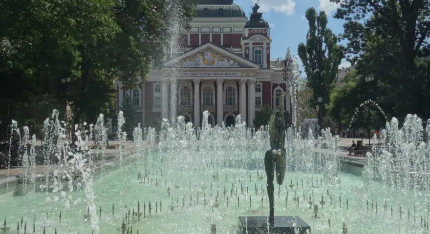 Fontanny przed Teatrem Narodowym Iwana Wazowa to idealne miejsce, by poczuć atmosferę Sofii. Co zobaczyć w Sofii? Koniecznie to!