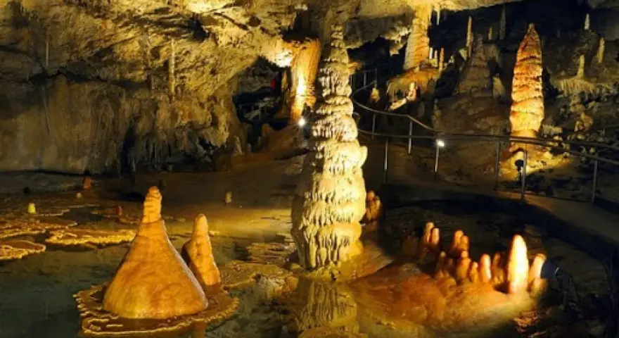 Niesamowite jaskinie Słowacja przy granicy. Stalagmity i stalaktyty tworzą bajkowy krajobraz, odbijając się w wodzie.