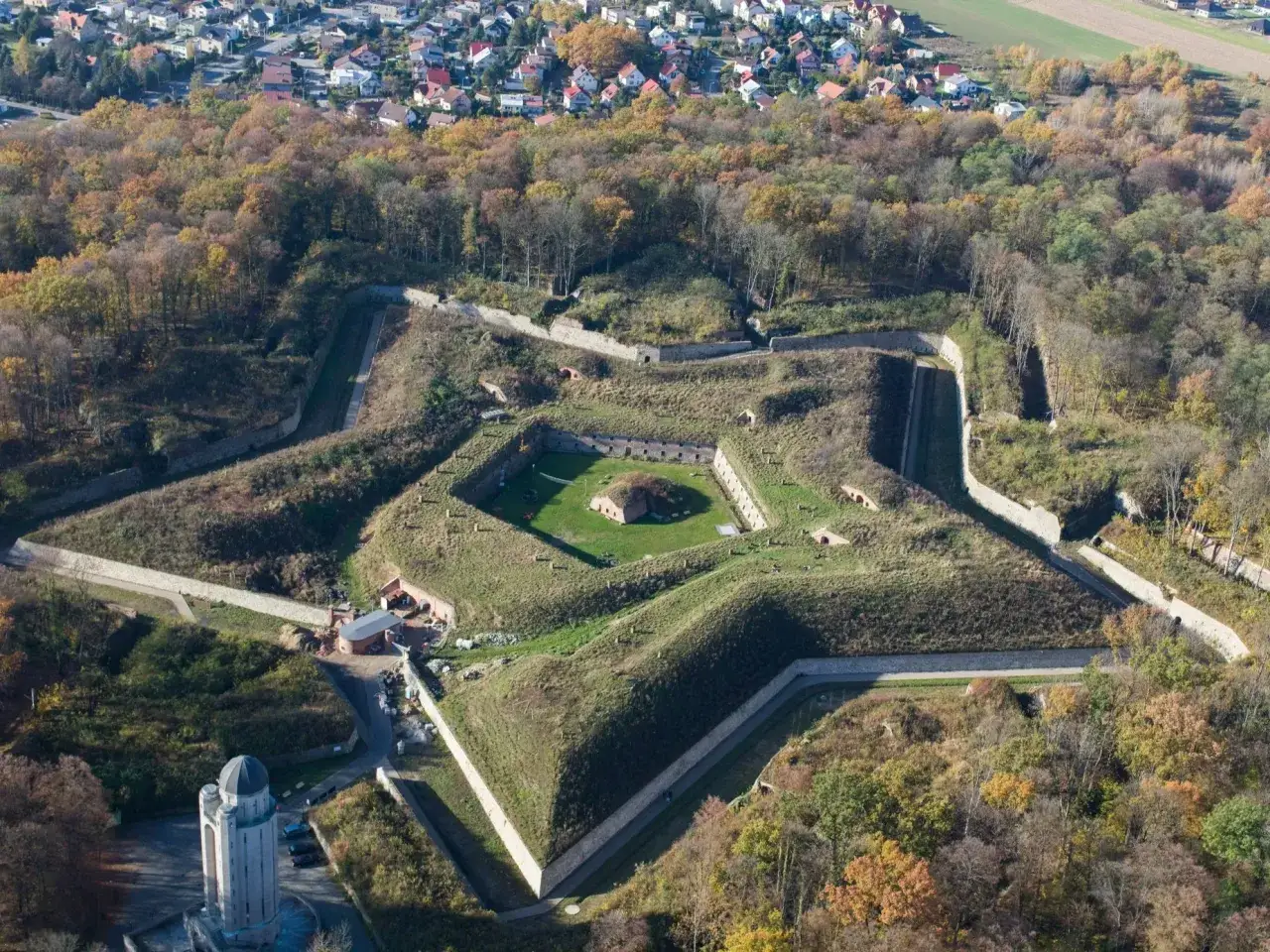 Gwiazda Twierdzy Nysa, jedna z głównych atrakcji, widziana z lotu ptaka jesienią.