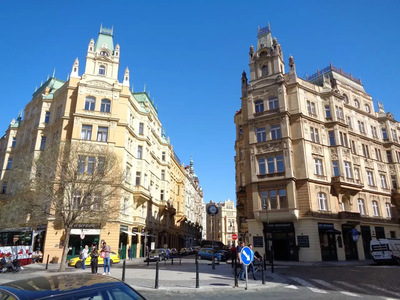Architektura w dzielnicy żydowskiej Pragi, z pięknymi kamienicami i błękitnym niebem.