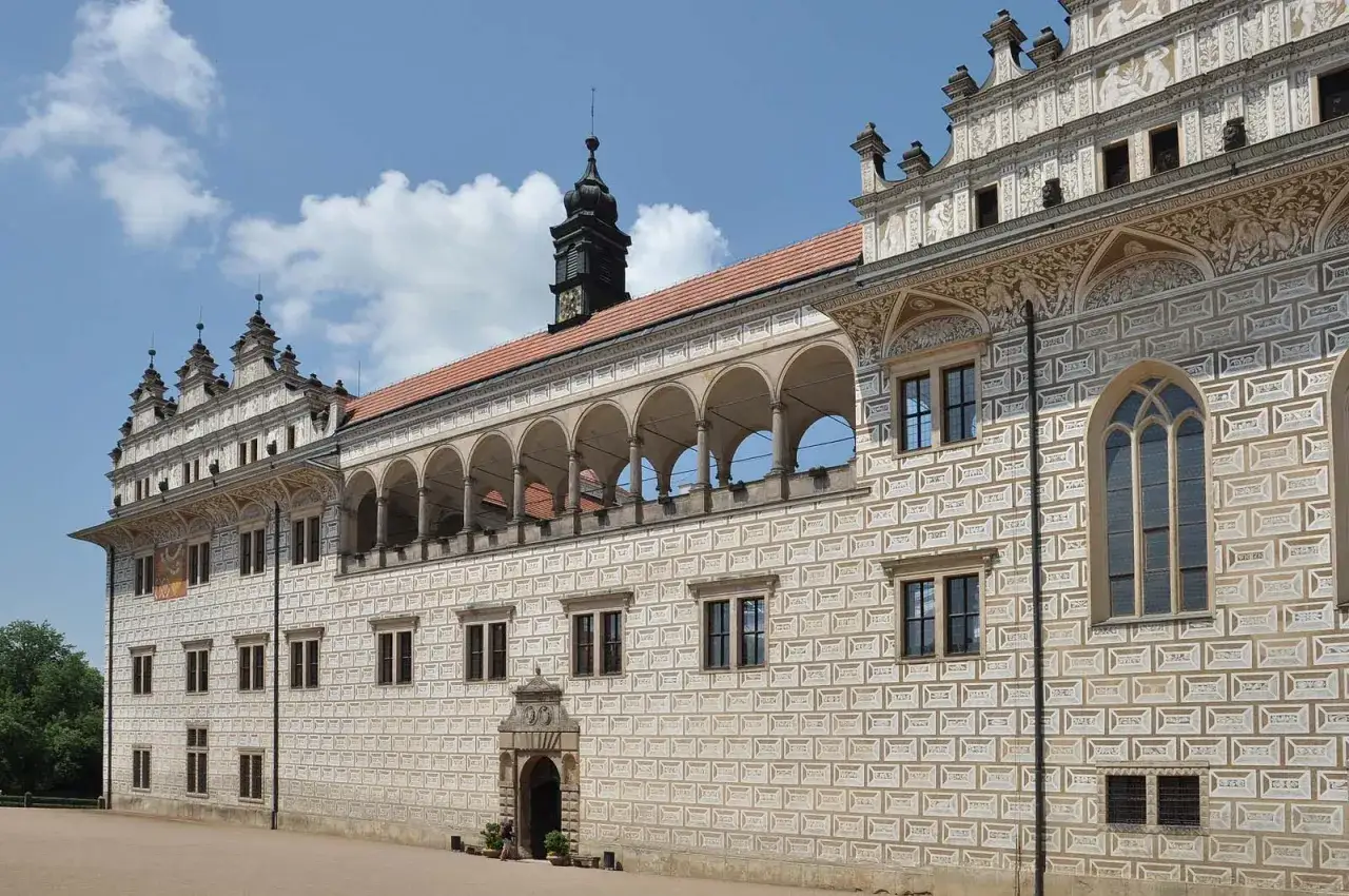Zamek w Litomyślu zachwyca renesansową architekturą i bogatymi zdobieniami fasady.