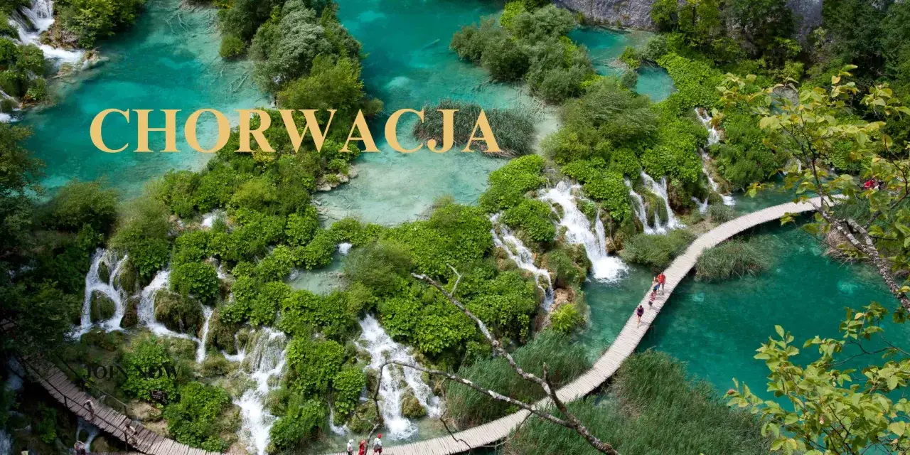 Chorwacja: Jeziora Plitwickie z wodospadami i drewnianymi kładkami. Idealne miejsce, by odkryć, co warto zobaczyć w Chorwacji.