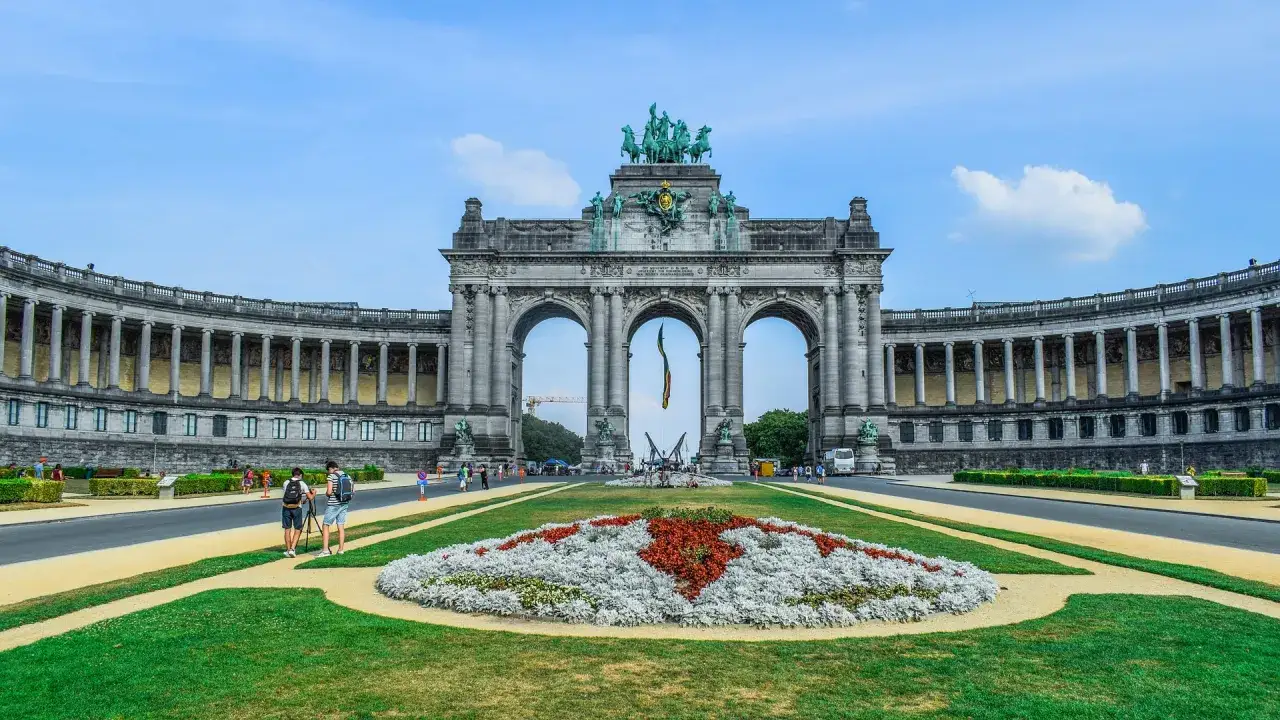 Łuk Triumfalny w Parku Cinquantenaire to imponujący widok, kt&oacute;ry warto zobaczyć w Brukseli. Wspaniała architektura i otaczający ją park zachwycają.