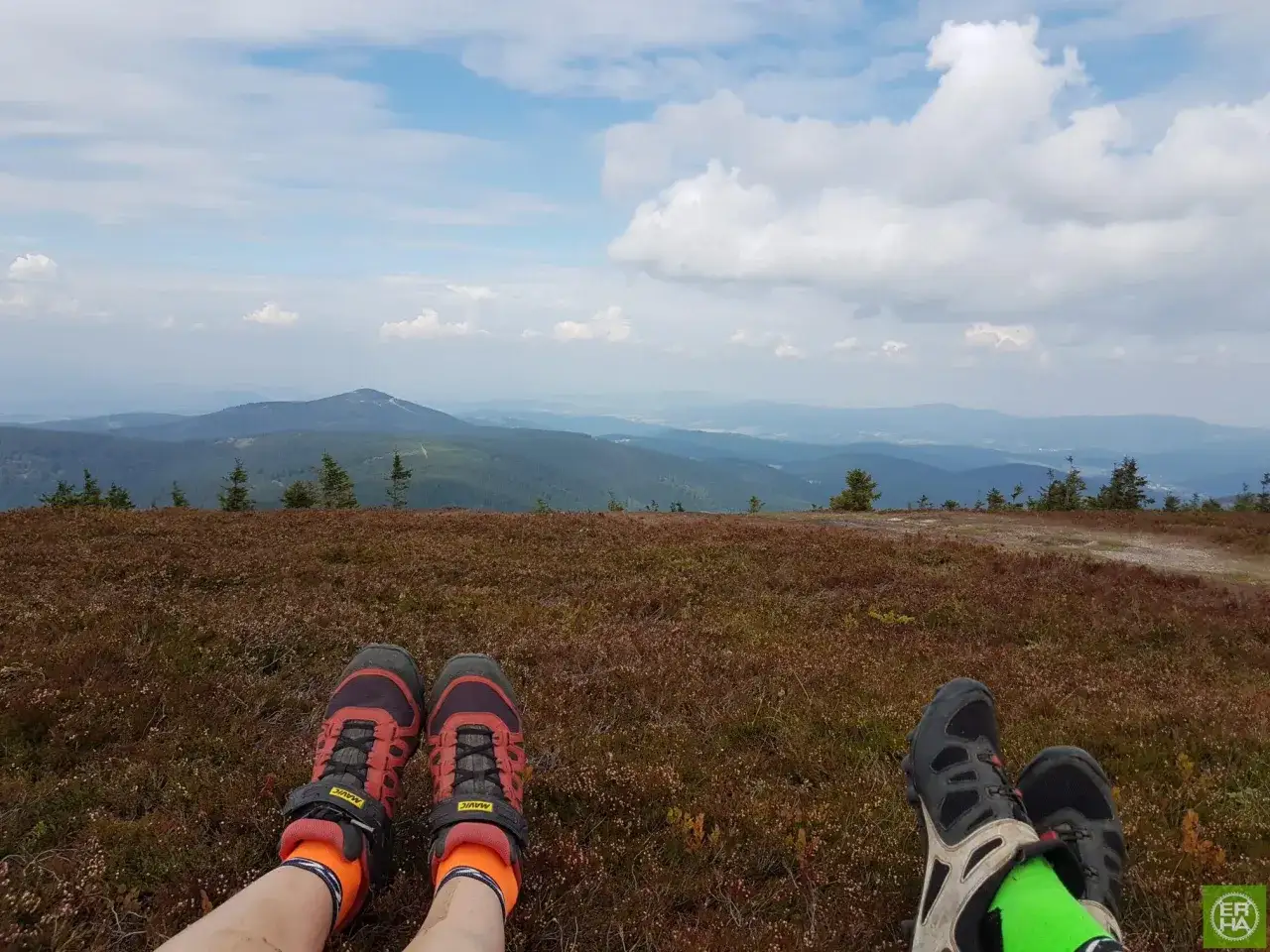 Odpoczynek po wędr&oacute;wce na szczycie Czarna G&oacute;ra resort. Widok na g&oacute;ry i chmury.