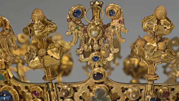 Złoty skarb ze Środy Śląskiej: korona z orłem i klejnotami, symbol bogactwa i historii.