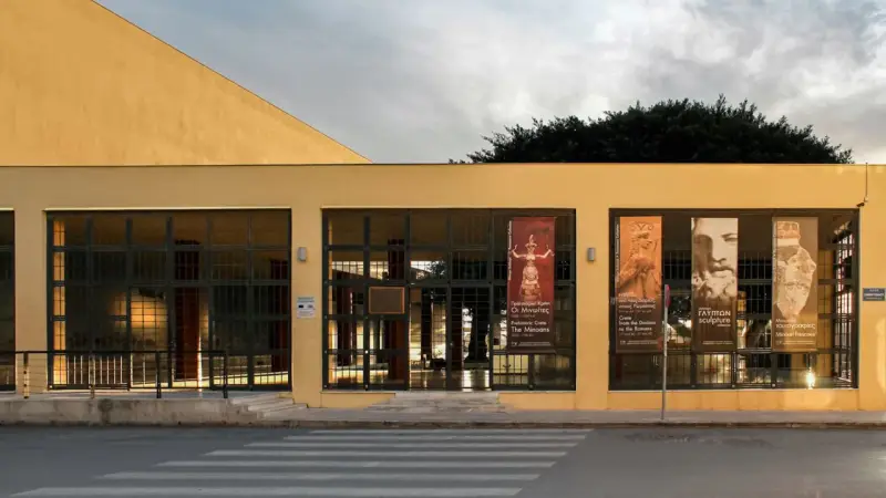 Heraklion muzeum archeologiczne zaprasza na wystawy o minojskiej sztuce i historii.